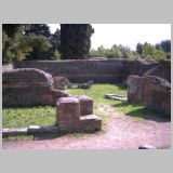 0047 ostia - necropoli della via ostiense (porta romana necropolis) -  a15 - utilitarian structure - suedseite - li laden - re vestibulum - links der decumanus maximus.jpg